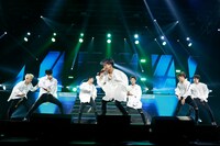 iKON（写真提供：エイベックス）