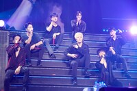iKON（写真提供：エイベックス）