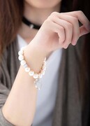 yoshikittyシャインパールブレス装着のイメージ画像。