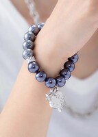 yoshikittyシャインパールブレス装着のイメージ画像。