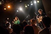 「Laz"World" ～Daikanyama LOOP 10th Anniversary～」でライブを披露するラズワルド。（撮影：古川朋久）
