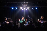 「Laz"World" ～Daikanyama LOOP 10th Anniversary～」でライブを披露するラズワルド。（撮影：古川朋久）