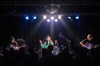「Laz"World" ～Daikanyama LOOP 10th Anniversary～」でライブを披露するラズワルド。（撮影：古川朋久）