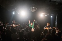 「Laz"World" ～Daikanyama LOOP 10th Anniversary～」でライブを披露するラズワルド。（撮影：古川朋久）