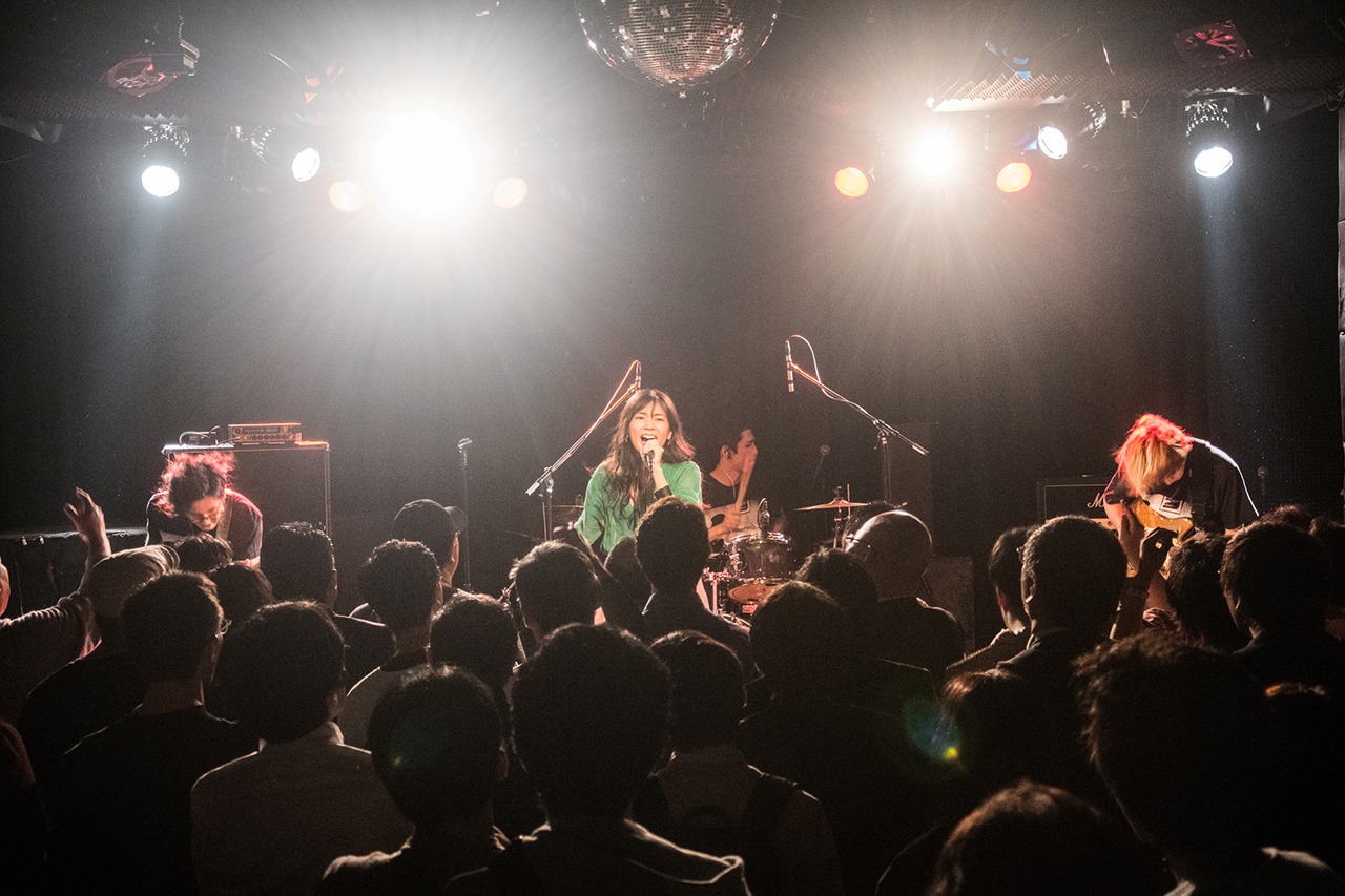 「Laz"World" ～Daikanyama LOOP 10th Anniversary～」でライブを披露するラズワルド。（撮影：古川朋久）