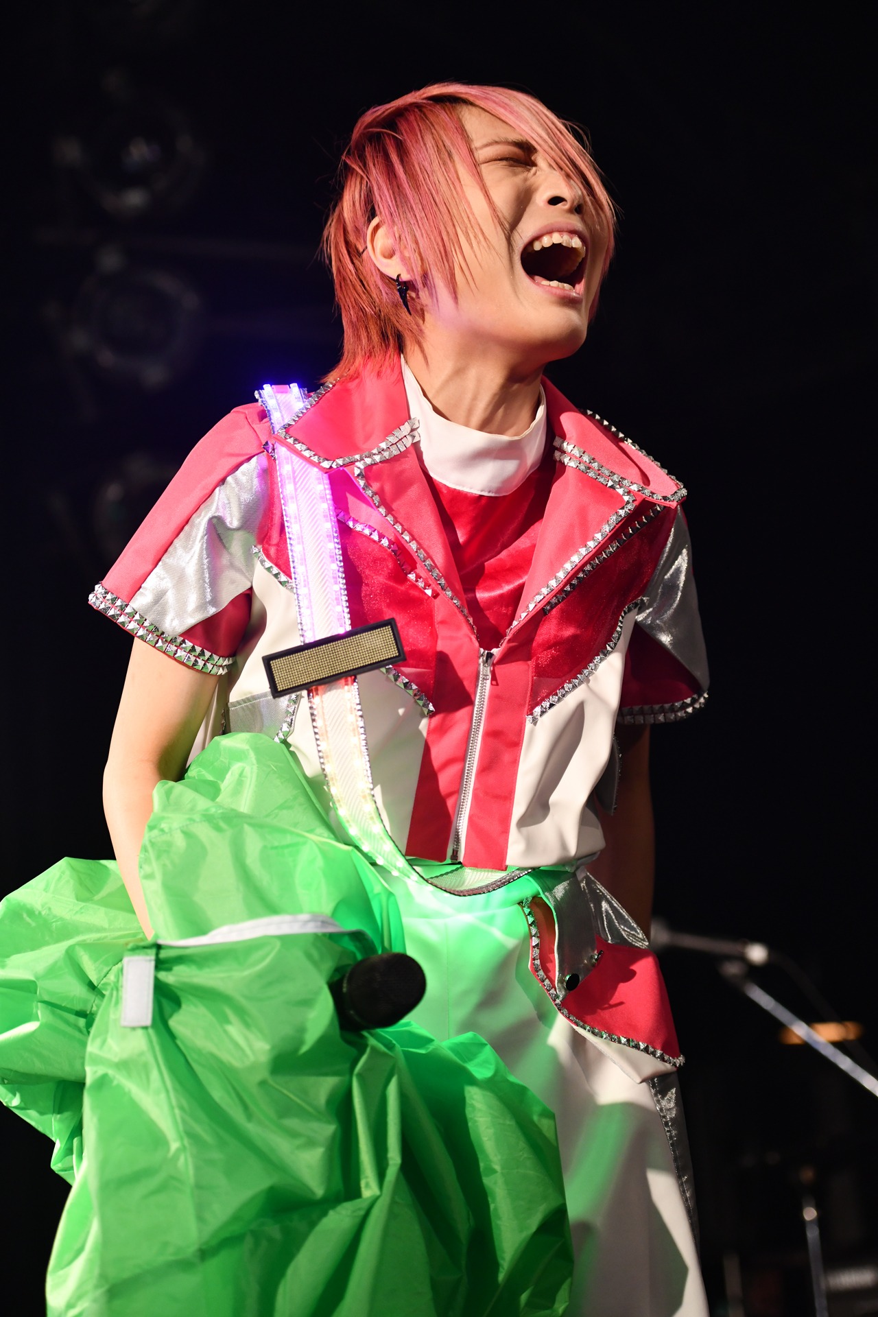 しぼんだ怪人ぼっこりぼんぼんを握りしめ「ぼっこりぼんぼーん！」と叫ぶ白水桜太郎（閃光プラネタゲート）。