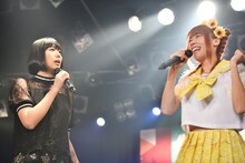 夢眠ねむ（左）と成瀬瑛美（右）。