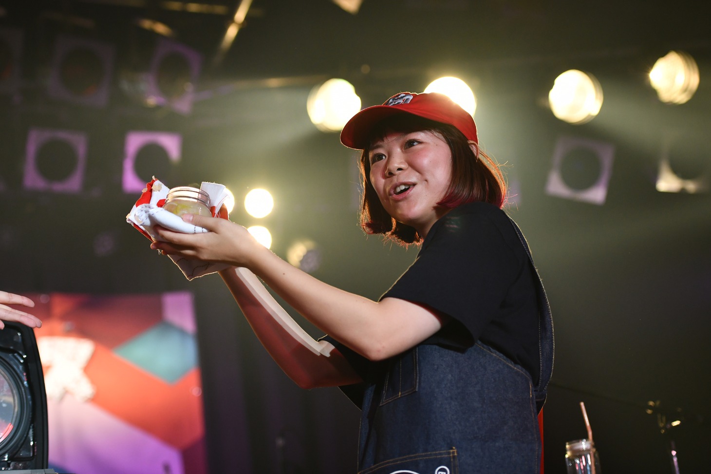 熱々のあんを運ぶDJみそしるとMCごはん。