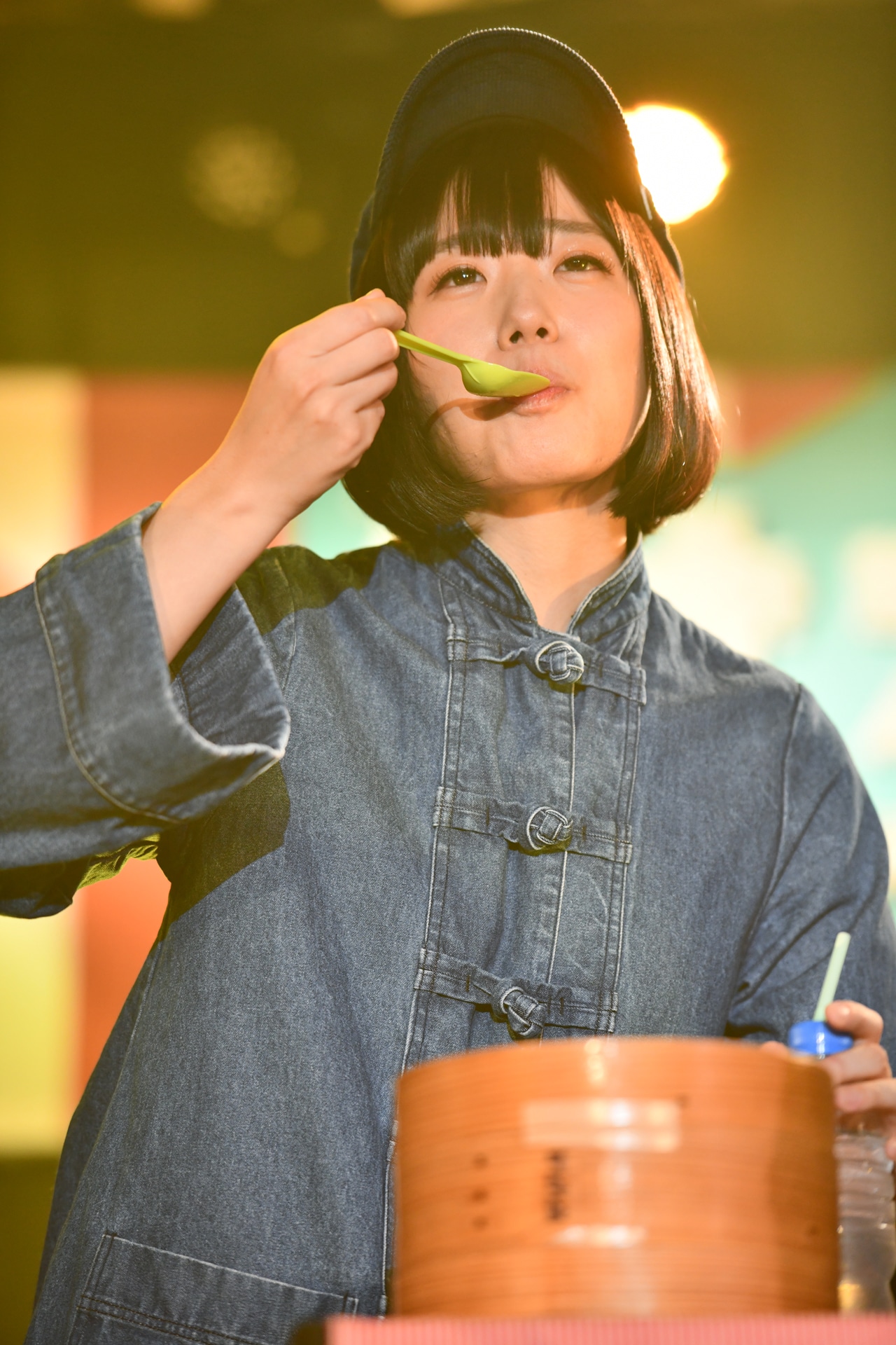 できたてのあんかけ炊炒飯をパクパク食べる夢眠ねむ。