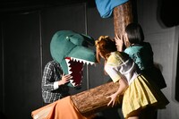 「ワニワニパニック」に興じる夢眠ねむと成瀬瑛美。