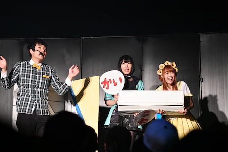 お手製の霧ヶ峰をプレゼントするもう中学生(左)。