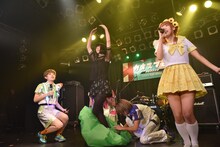 弾けたぼっこりぼんぼんからヌルッと出てきた夢眠ねむ（中央）。