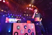 蒸篭を持って「せいろー」と観客を煽るDJみそしるとMCごはん。