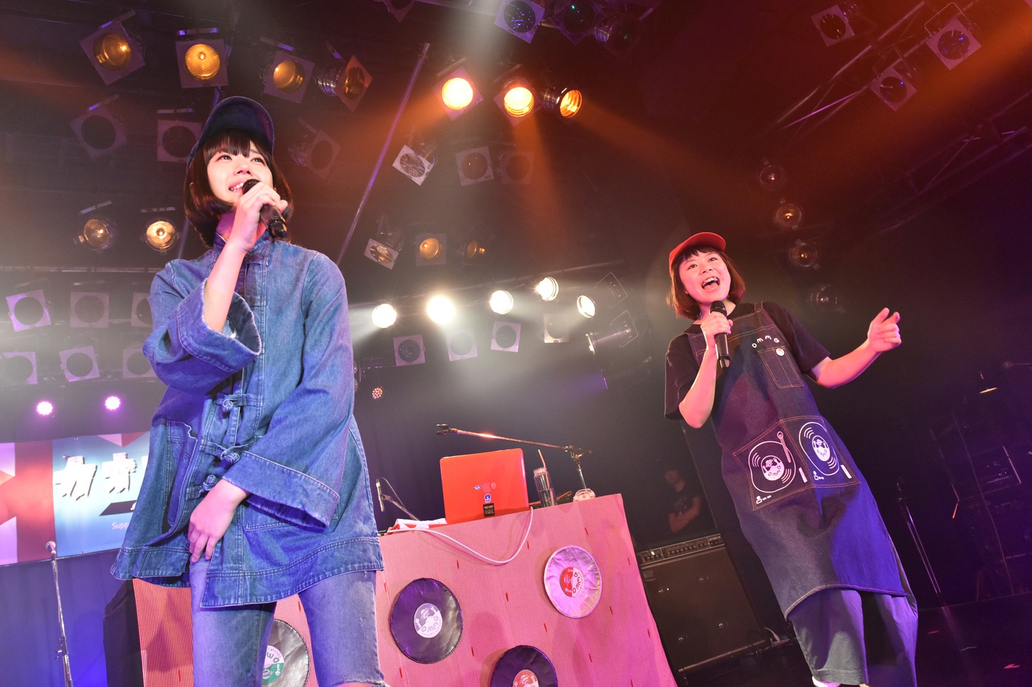 夢眠ねむ（左）とDJみそしるとMCごはん（右）。
