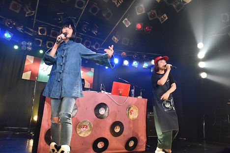 夢眠ねむ(左)とDJみそしるとMCごはん(右)。