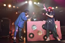 炊飯器をオープンするDJみそしるとMCごはん（右）と炊きたての炊炒飯を覗き込む夢眠ねむ（左）。