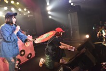 炊きたて炊炒飯の香りをフロアに散らす夢眠ねむ（左）とDJみそしるとMCごはん（右）。