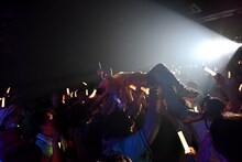 観客の上を転がる坂口喜咲。