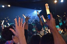 フロア後方まで運ばれていく坂口喜咲。