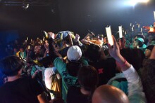 ステージまで押し戻される坂口喜咲。