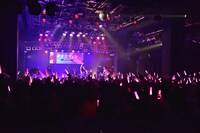 大量のクンピー色の棒が立つYokohama Bay Hall。