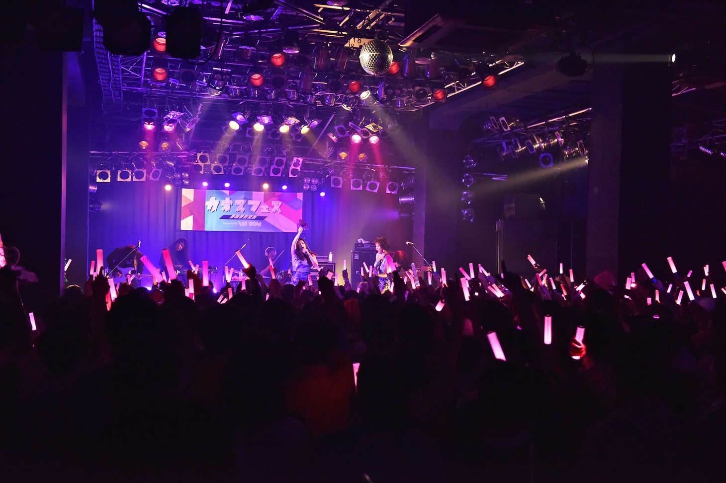 大量のクンピー色の棒が立つYokohama Bay Hall。