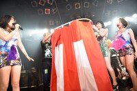 ベッド・インの生着替えタイムを補助するボディコン姿の夢眠ねむ（右から2番目）。