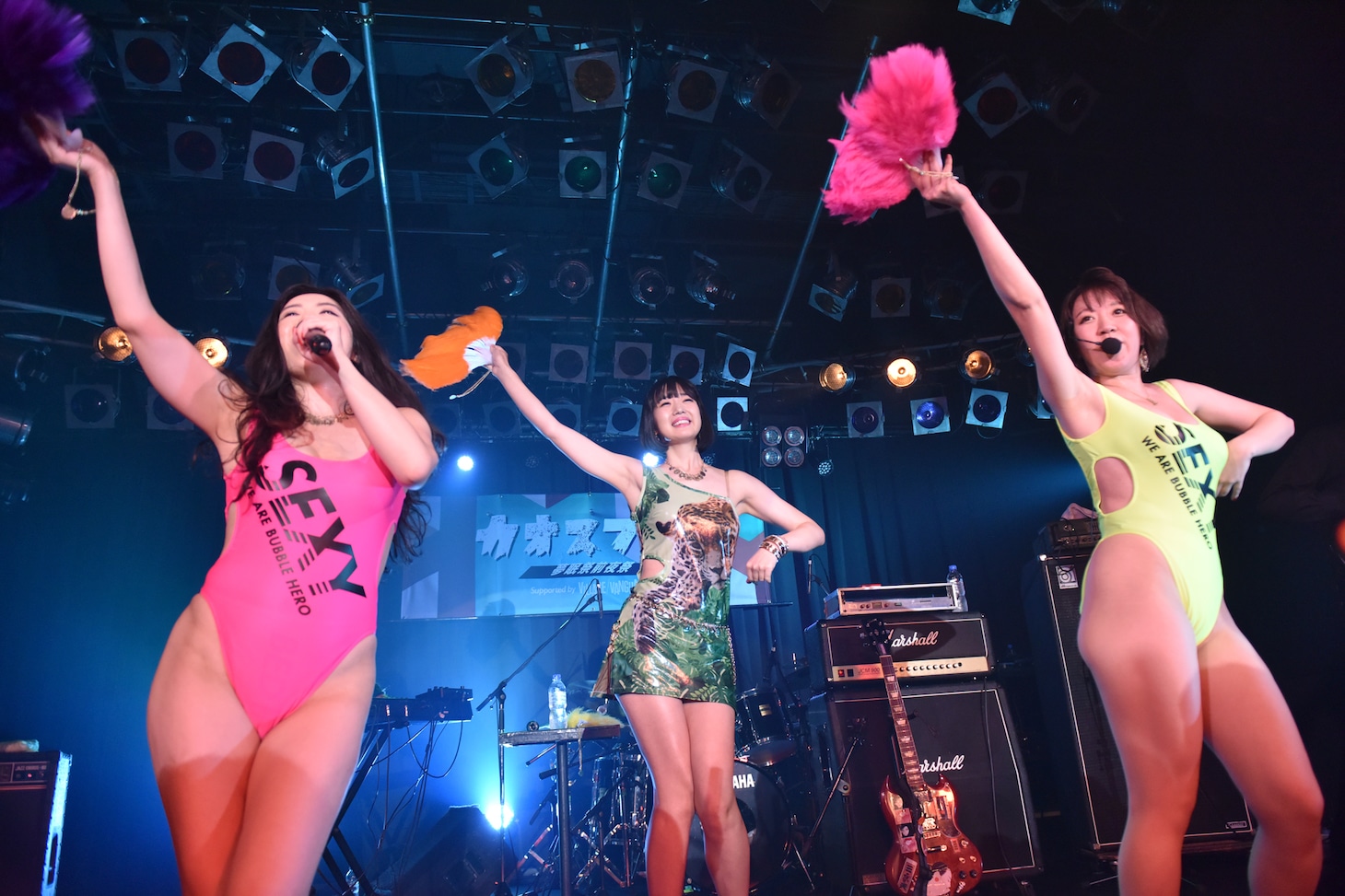 「ジュリ扇ハレルヤ」を歌うベッド・インと夢眠ねむ（中央）。