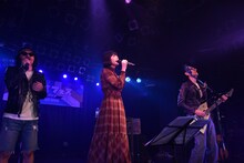 「ホリデイ」を歌うトーテムロックと夢眠ねむ（中央）。