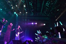 「ホリデイ」を歌うトーテムロックと夢眠ねむ（中央）。