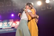 ステージ上で抱き合う夢眠ねむ(左)と坂口喜咲(右)。