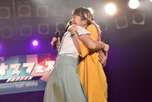 ステージ上で抱き合う夢眠ねむ（左）と坂口喜咲（右）。