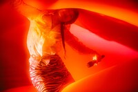 紗幕の中で踊るコムアイ。（撮影：トキ）