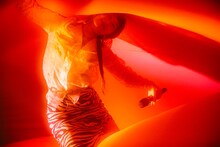 紗幕の中で踊るコムアイ。（撮影：トキ）