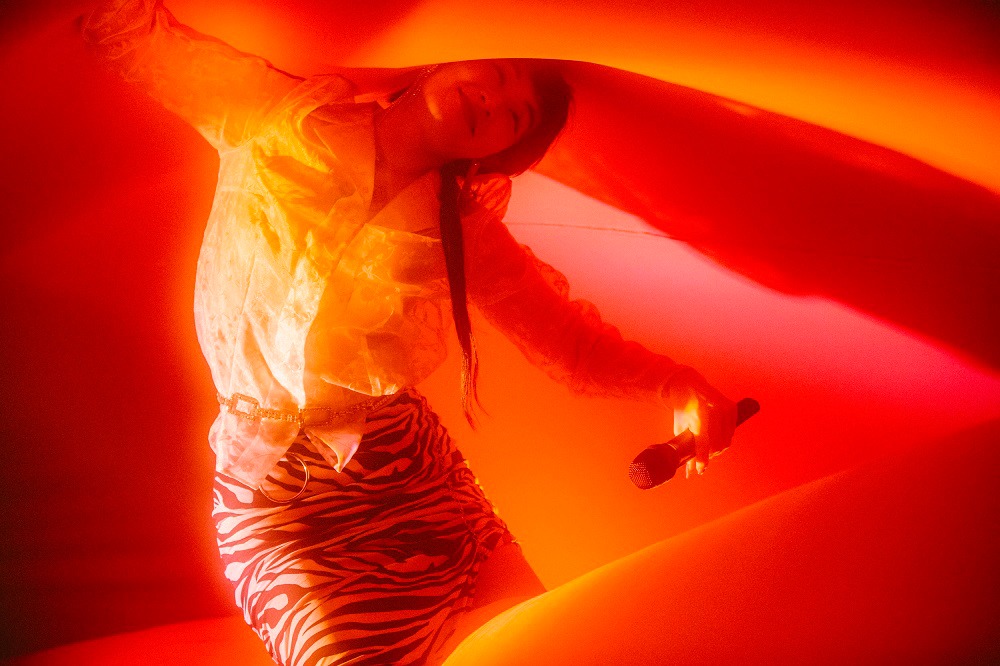 紗幕の中で踊るコムアイ。（撮影：トキ）