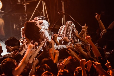 フロアにダイブする小池貞利（Vo, G / teto）。（Photo by AZUSA TAKADA）