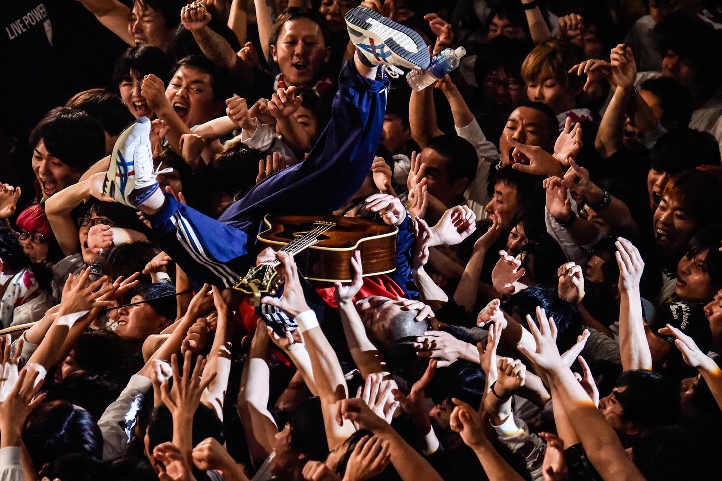 フロアにダイブする峯田和伸（銀杏BOYZ）。（Photo by AZUSA TAKADA）