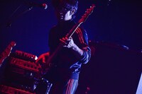 藤原寛（B, Cho / 銀杏BOYZサポートメンバー）（Photo by AZUSA TAKADA）