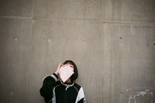 ハンカチ「拭きたくなるほど嬉しい日々に」を持つあの（ゆるめるモ！）。