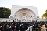 MOMOLANDとRADIO FISHによる「BAAM」披露の様子。(写真提供:KING RECORDS)