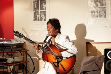 「Blackbird」を歌う松崎しげる。（Photo by Ryota Mori）