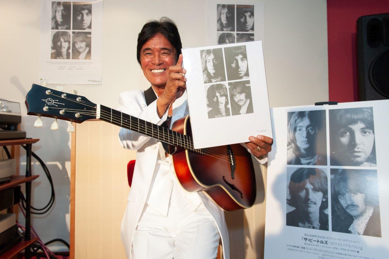 全身真っ白の装いで“ホワイト・アルバム”を掲げる松崎しげる。（Photo by Ryota Mori）