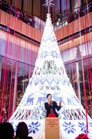 クリスマスツリー点灯式に登場した松任谷由実。