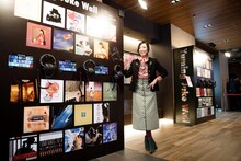 「Yuming Juke Wall」を訪れた松任谷由実。