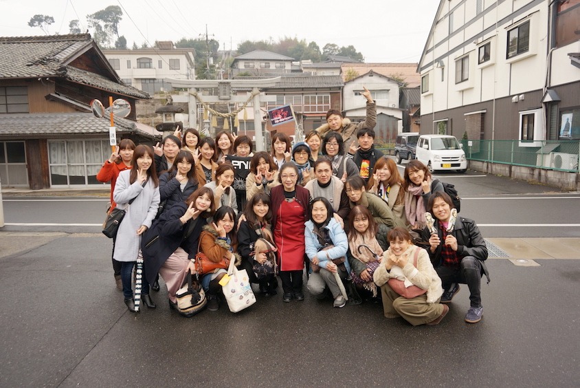 稲葉浩志のお母さんが経営する化粧品店やお兄さんの和菓子店などを巡る、岡山県・津山へのバスツアーをカフェライチが主催で実施。（画像提供 / カフェライチ）