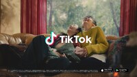 TikTokのCMのワンシーン。