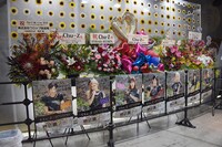 会場ロビーに飾られたスタンド花。