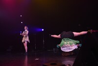 ジャグリングを披露するMAYU（左）と、ヘッドスピンを披露するKAEDE（右）。