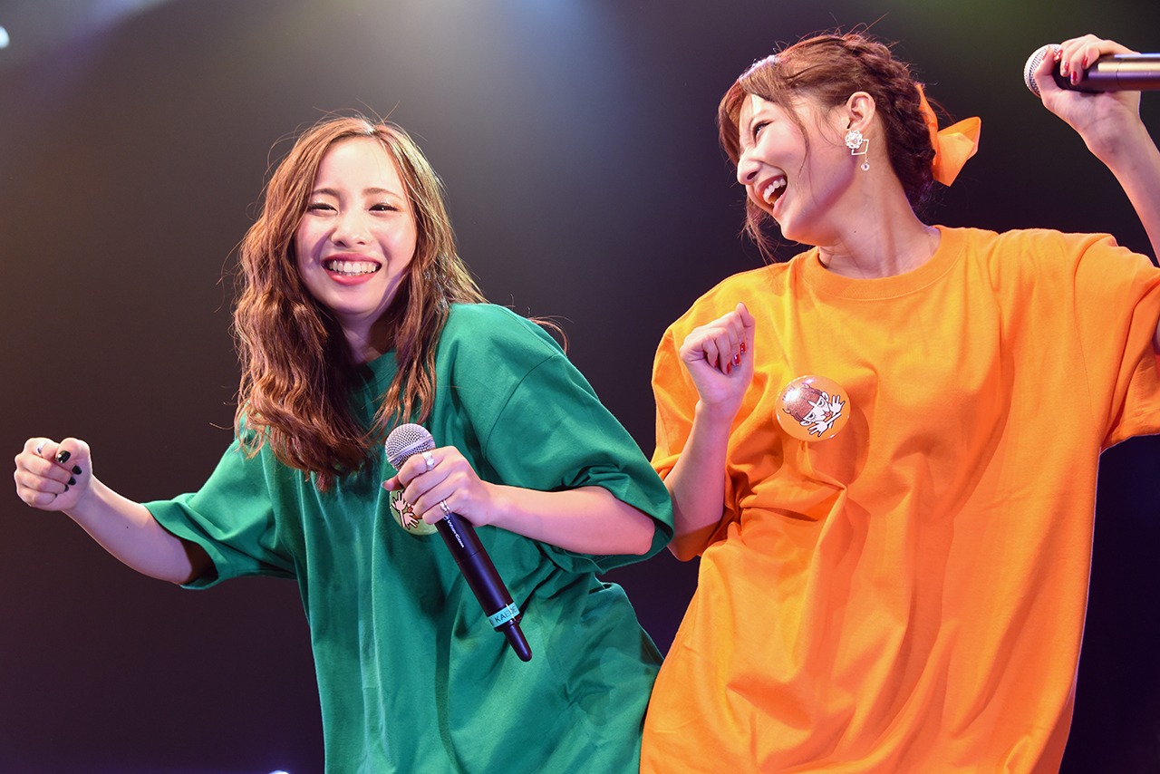 左からKAEDE、ミク。