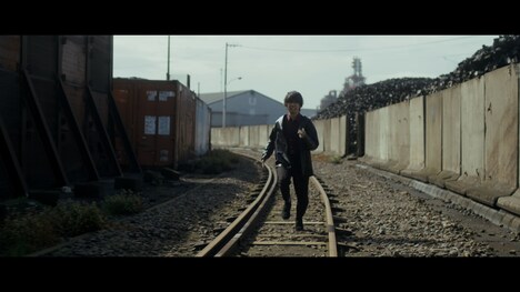 OKAMOTO'S「Dreaming Man」ミュージックビデオのワンシーン。